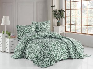 Biela prikrývka na posteľ so zelenými ornamentami N-769
